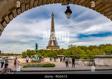 Blick durch den Torbogen von Bir-Hakeim Brücke bei Menschen auf eine der Perspektiven und den spektakulären Blick auf den Eiffelturm, Paris Stockfoto