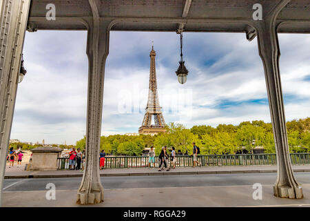 Menschen zu Fuß über Pont de Bir-Hakeim mit den Eiffelturm in der Ferne, durch die Stahlträger der Bir-Hakeim Brücke gesehen,, Paris, Frankreich Stockfoto