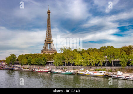 Der Eiffelturm steigt über den Fluss Seine, mit Booten in den Vordergrund günstig entlang der Ufer, Paris Stockfoto