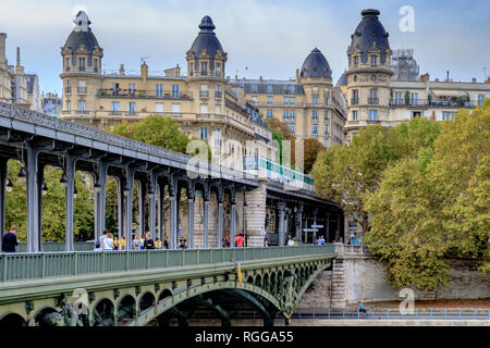 Gerade verstorbenen Passy, Paris U-Bahn Linie 6 U-Bahnhof kreuzt Pont de Bir-Hakeim, eine zweistufige Viadukt Brücke in Paris, Frankreich Stockfoto