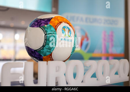 Bukarest, Rumänien - Januar 29, 2019: die UEFA Fußball-Europameisterschaft 2020 (UEFA Euro 2020) Logo und offiziellen Ball du Stockfoto