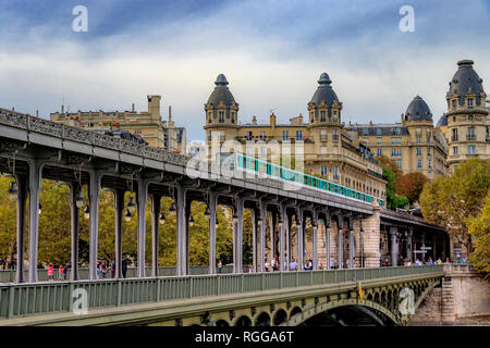 Gerade verstorbenen Passy, Paris U-Bahn Linie 6 U-Bahnhof kreuzt Pont de Bir-Hakeim, eine zweistufige Viadukt Brücke in Paris, Frankreich Stockfoto