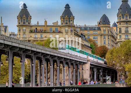 Gerade verstorbenen Passy, Paris U-Bahn Linie 6 U-Bahnhof kreuzt Pont de Bir-Hakeim, eine zweistufige Viadukt Brücke in Paris, Frankreich Stockfoto