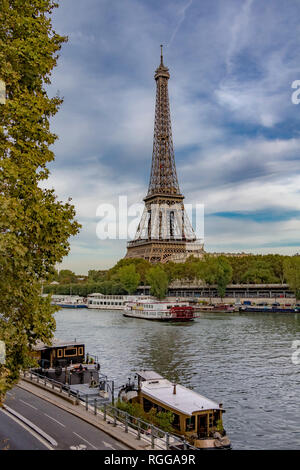 Die Aussicht von Passy, der Eiffel Turm erhebt sich über dem Fluss Seine, mit Booten in den Vordergrund günstig entlang der Ufer, Paris Stockfoto