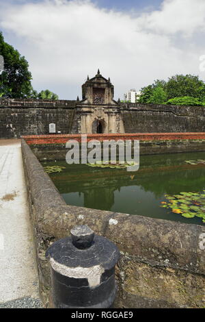 Die 12 m. hohe Haupttor des Fort Santiago im Süden vor der Ringmauer der Zitadelle über den Burggraben gesehen durchbohrt er die Trennung von der Cit Stockfoto