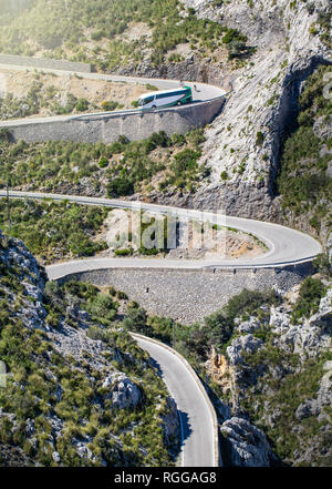 Autos beliebt bei Touristen schöne kurvenreiche Berg serpentine Coll dels Reis, Mallorca, Balearen, Spanien Stockfoto