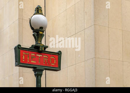 Dervaux Art Déco Paris U-Schild mit Lampe an der Place du Trocadéro, Paris, Frankreich Stockfoto