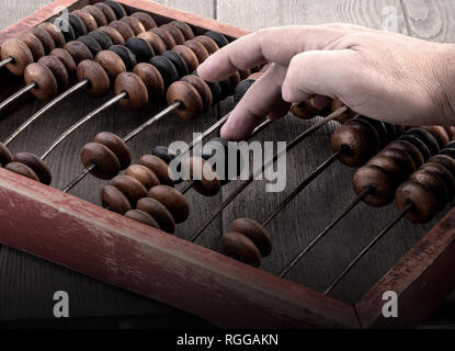 Vintage Ton der Hände der Mann mit alten Abacus. Financial Concept Design. Stockfoto