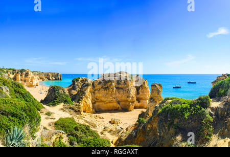 Panoramablick auf den schönen Sandstrand Pria do Castelo mit Klippen und Felsen in Albufeira, Algarve, Portugal Stockfoto