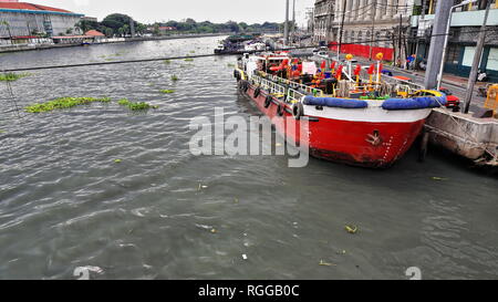 Rot-weiß gestrichener Anker lichten Schiff am Dock festgemacht am nördlichen Ufer des Pasig River als aus der William A. Jones Memorial Bridge gesehen verknüpfen Stockfoto