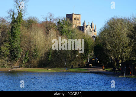 Ein Blick über den See bei Verulamium Park St Albans Cathedral Stockfoto