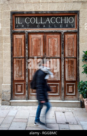Türen aus Holz zum Eingang des Il Collacchio art Gallery in die engen Gassen von Vittoriosa, Malta Stockfoto