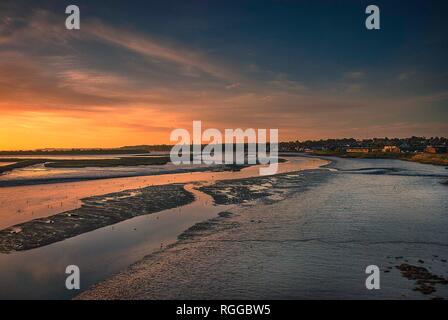 Sonnenaufgang über dem Fluss Stour auf der Suffolk und Essex in England Stockfoto