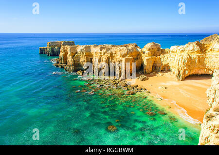 Wunderschöner Meerblick mit geheimen Sandstrand unter den Felsen und Klippen in der Nähe von Albufeira in der Algarve, Portugal Stockfoto