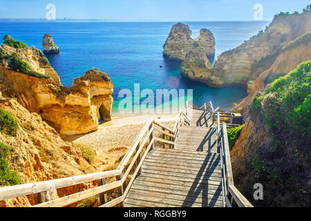 Holzsteg zum schönen Strand Praia do Camilo in der Nähe von Lagos in der Algarve, Portugal Stockfoto