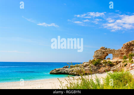 Schönen wilden Sandstrand mit einer Klippe. Ionische Meer in Dhermi, Albanien Stockfoto