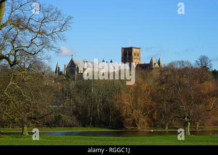 Ein Blick auf die St. Albans Kathedrale von Verulamium Park Stockfoto