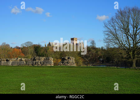 Ein Blick auf die römischen Stadtmauern und St. Albans Kathedrale von Verulamium Park Stockfoto