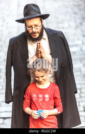 Prager Juden, Mann mit Mädchen, Touristen, die sich in der Prager jüdische Viertel, Josefov, Tschechische Republik Stockfoto