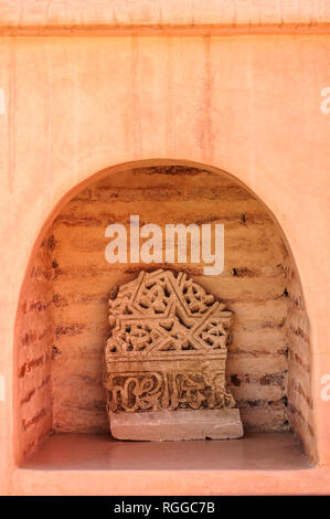05-03-15, Marrakesch, Marokko. Das Riad Porte Royale. Eine pizza ofen auf der Terrasse, als Heimat für ein Stück der geschnitzten Mauerwerk dienen. Foto: © Simon Grosse Stockfoto