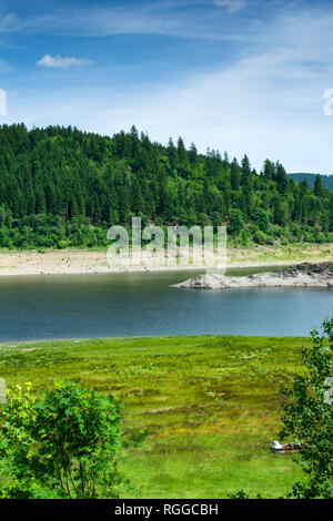 Super Sommer Landschaft mit einem See, der von Bergen und blauen Himmel im Nationalpark Harz, Deutschland umgeben. Stockfoto