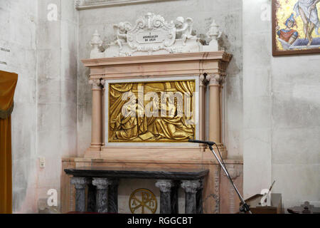 Bas-Relief der Basilika von Fatima, der einen der 14 Geheimnisse des Rosenkranzes (ähnlich wie die Stationen des Kreuzes). Das flachrelief Stockfoto