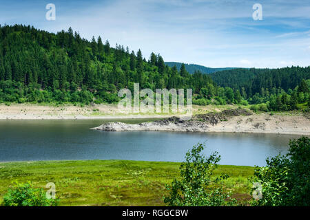 Super Sommer Landschaft mit einem See, der von Bergen und blauen Himmel im Nationalpark Harz, Deutschland umgeben. Stockfoto