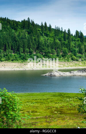 Super Sommer Landschaft mit einem See, der von Bergen und blauen Himmel im Nationalpark Harz, Deutschland umgeben. Stockfoto