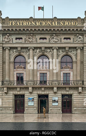 Teatro Nacional Sao Joao ist ein Theater in der Stadt Porto in Portugal. Es ist in Batalha Platz, im historischen Zentrum der Stadt Stockfoto