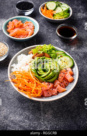 Hawaiian poke Schüssel mit Lachs, Reis und Gemüse Stockfoto