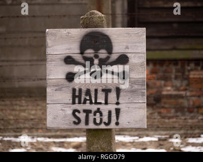 Halt!/Stój! Zeichen und Weidezaun, Konzentrations- und Vernichtungslager Auschwitz, Oswiecim, Polen Stockfoto