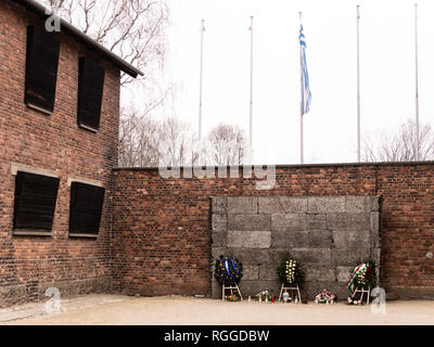 Verbrettert windows von Block 10 mit Blick auf den Tod Wand (Ausführung Wand), Konzentrations- und Vernichtungslager Auschwitz, Oswiecim, Polen Stockfoto