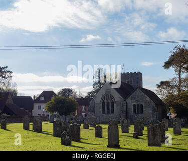 Der Friedhof von St. James Kirche southwick mit Friedhof im Vordergrund, eine typische alte Englische Kirche Stockfoto