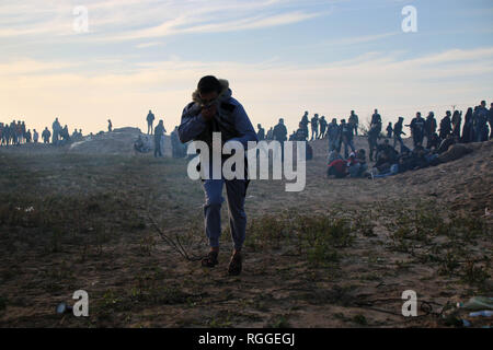 Eine palästinensische gesehen lief weg von Gas bei Zusammenstößen zwischen Palästinensern und israelischen Streitkräfte und protestieren im nördlichen Gazastreifen. Stockfoto