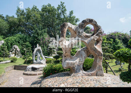 Eine steinerne Skulptur an der Millionen Jahre Stein Garten in der Nähe der Stadt Pattaya in der Provinz Chonburi in Thailand. Thailand, Pattaya, November 2018 Stockfoto