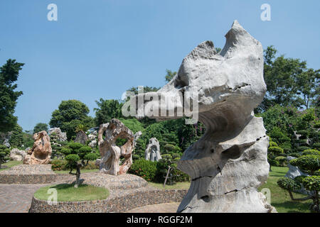 Eine steinerne Skulptur an der Millionen Jahre Stein Garten in der Nähe der Stadt Pattaya in der Provinz Chonburi in Thailand. Thailand, Pattaya, November 2018 Stockfoto