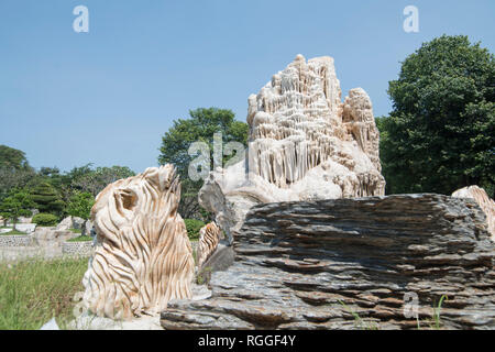 Eine steinerne Skulptur an der Millionen Jahre Stein Garten in der Nähe der Stadt Pattaya in der Provinz Chonburi in Thailand. Thailand, Pattaya, November 2018 Stockfoto