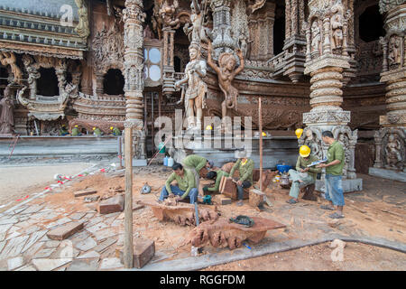 Arbeitnehmer aus Myanmar auf Holz schnitzen Arbeit für den Wald Heiligtum der Wahrheit Tempel in der Stadt in der Provinz Chonburi Pattaya in Thailand. Thailand Stockfoto