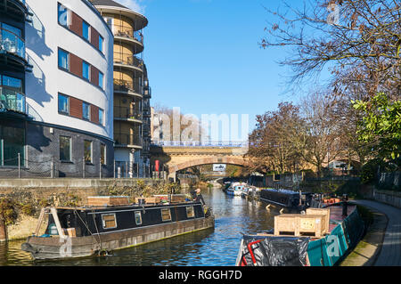 Hausboot und neue Wohnungen auf Limehouse Cut, in East London, Großbritannien Stockfoto