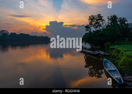 Kanus entlang der Ufer des Cuyabeno Wildlife Reserve bei Sonnenuntergang im Amazonas Becken, Ecuador. Stockfoto