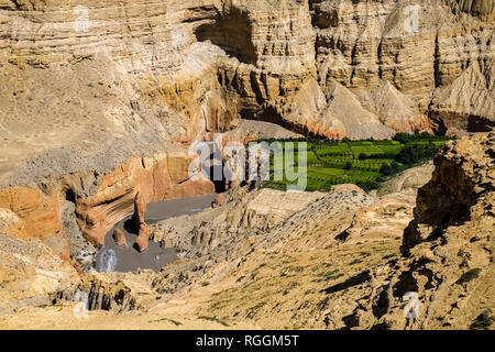 Deep Rocky River Valley mit einigen grünen Felder im oberen Mustang erodiert Stockfoto