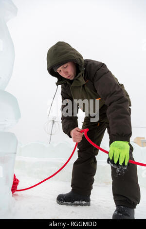 Elektriker Halterungen Stromkabel eis Figuren zu beleuchten. Stockfoto