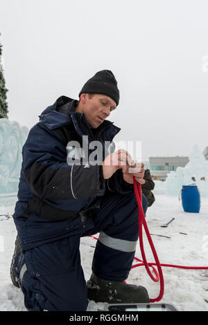 Elektriker Halterungen Stromkabel eis Figuren zu beleuchten. Stockfoto