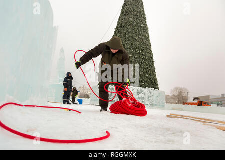 Elektriker Halterungen Stromkabel eis Figuren zu beleuchten. Stockfoto