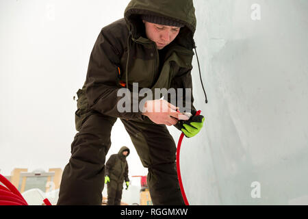 Elektriker Halterungen Stromkabel eis Figuren zu beleuchten. Stockfoto