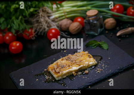 Gebackene Äpfel mit Rosinen, Nüssen, Zimt und Honig gefüllt. Stockfoto