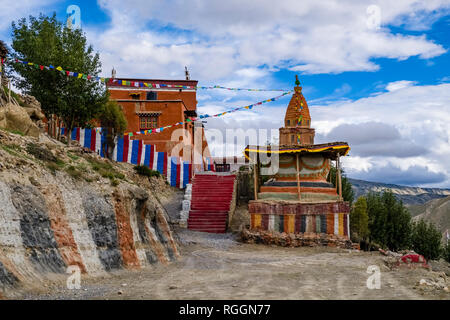 Das Kloster von Dorf liegt auf einem Hügel im oberen Mustang, ein Chorten, Stupa, am Eingang Stockfoto