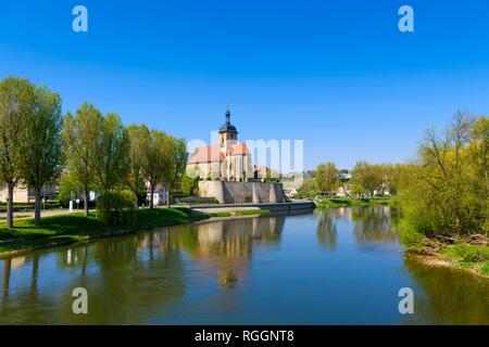 Regiswindis Kirche, Wasserspiegelung, Lauffen am Neckar, Baden-Württemberg, Deutschland Stockfoto