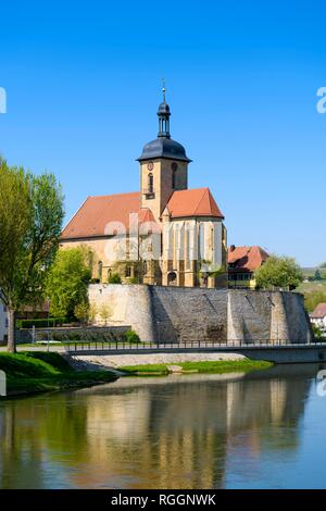 Regiswindis Kirche, Wasserspiegelung, Lauffen am Neckar, Baden-Württemberg, Deutschland Stockfoto