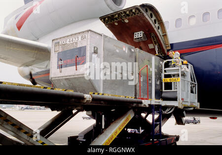 Gepäck handler am Flughafen Gatwick laden ein britisches Flugzeug Airways. Stockfoto